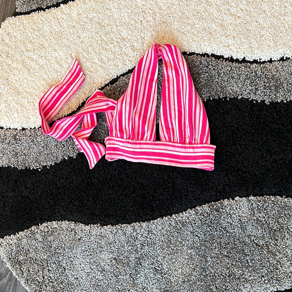 Size medium. Bra crop shirt. Halter neck tie back.